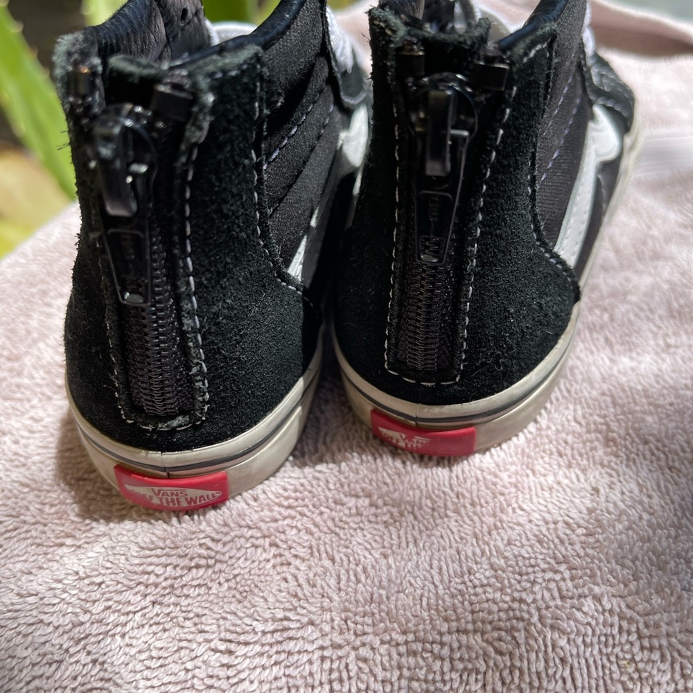 Vans - Picture 2 of 4